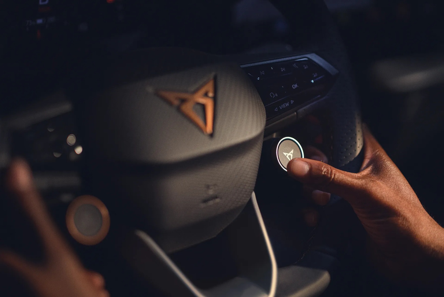 cupra-born-interior-view-of-the-multifunctional-steering-wheel-with-satellite-buttons